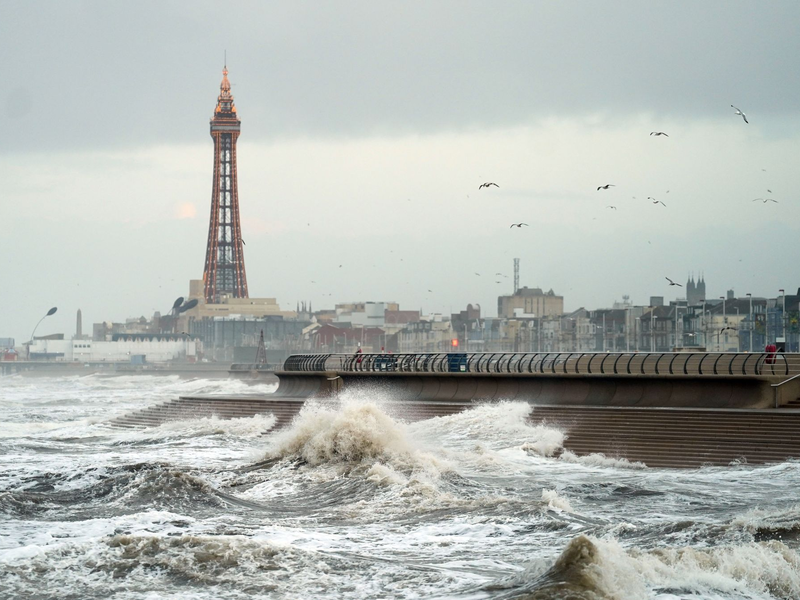 Hohe Wellen in Blackpool. - Foto: Danny Lawson/PA Wire/dpa