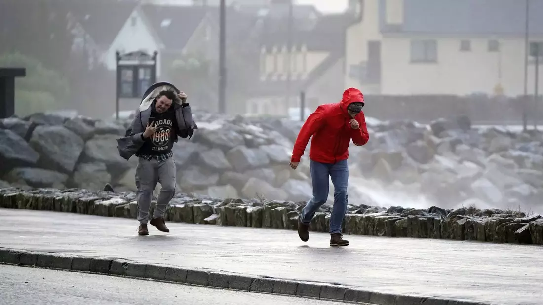 Stürmisches Wetter im irischen Salthill. - Bild: Niall Carson/PA Wire/dpa