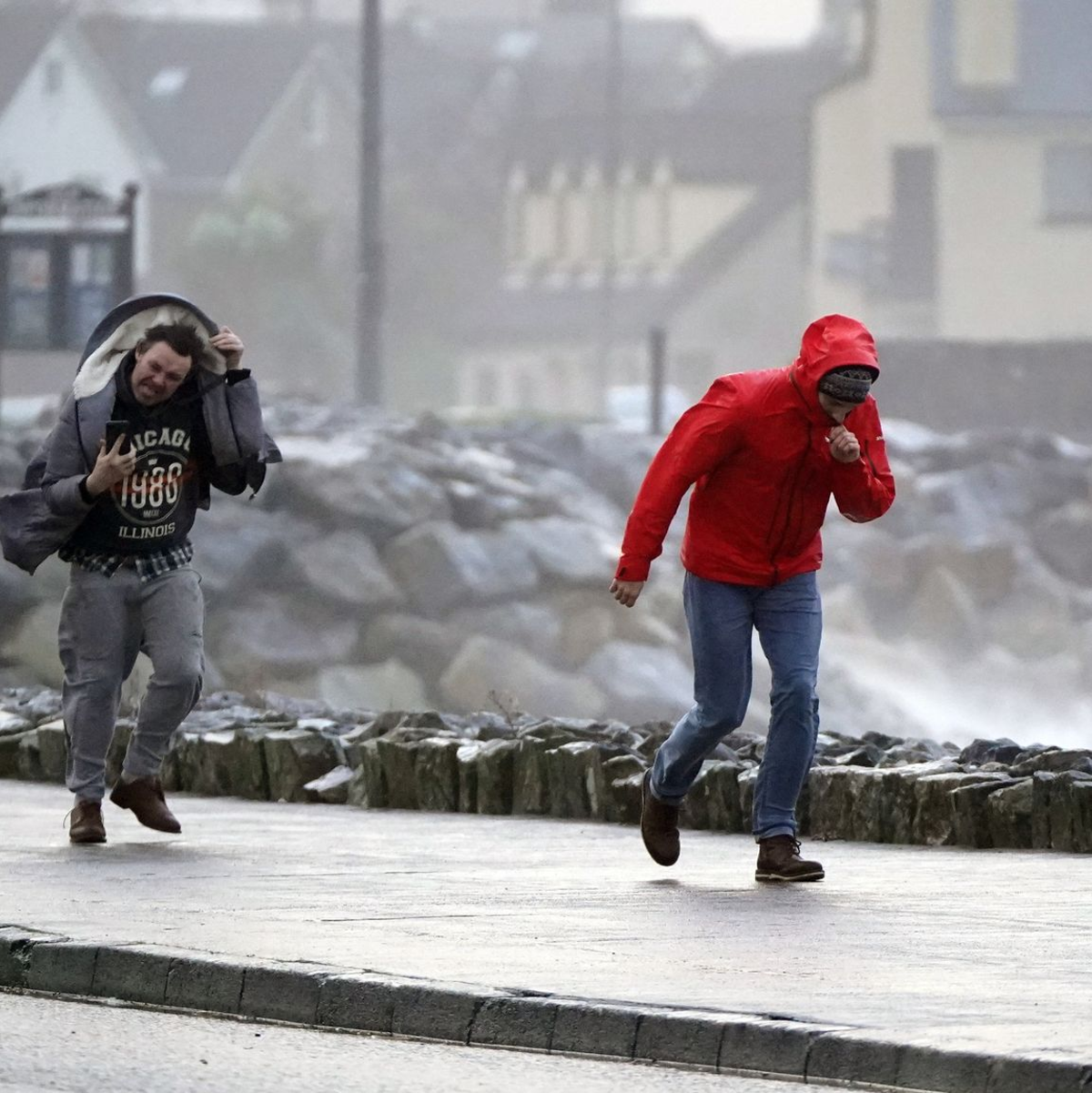 Stürmisches Wetter im irischen Salthill. - Foto: Niall Carson/PA Wire/dpa
