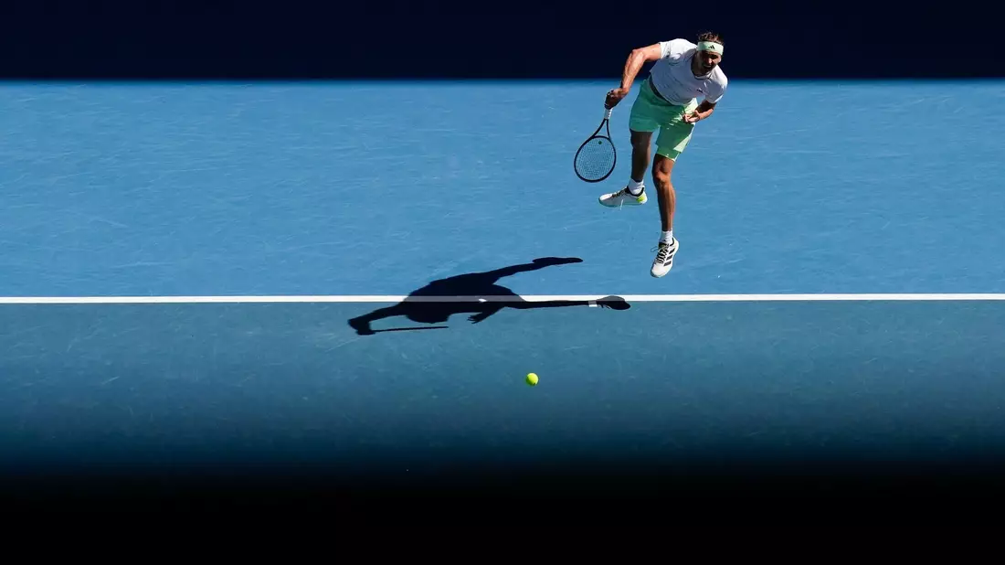 Alexander Zverev schlägt auf. - Bild: Alessandra Tarantino/AP/dpa