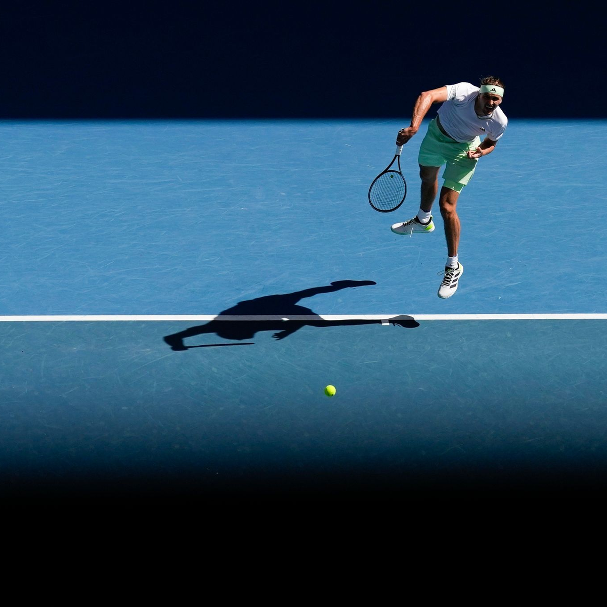 Alexander Zverev schlägt auf. - Foto: Alessandra Tarantino/AP/dpa