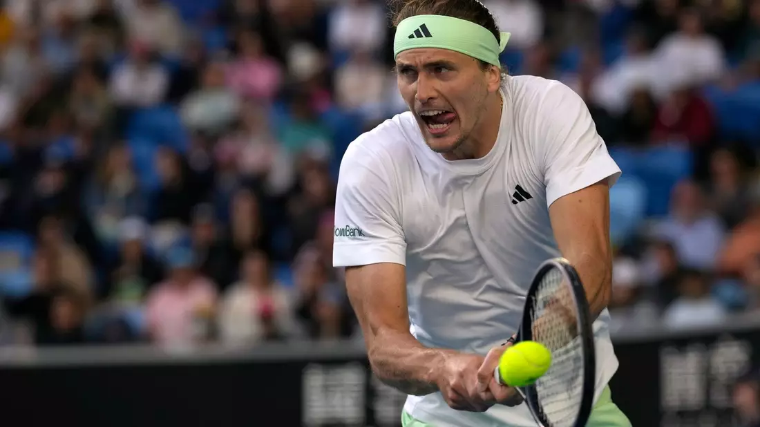 Alexander Zverev spielt einen Rückhand-Return gegen den Briten Cameron Norrie während ihres Viertrunden-Matches. - Bild: Alessandra Tarantino/AP