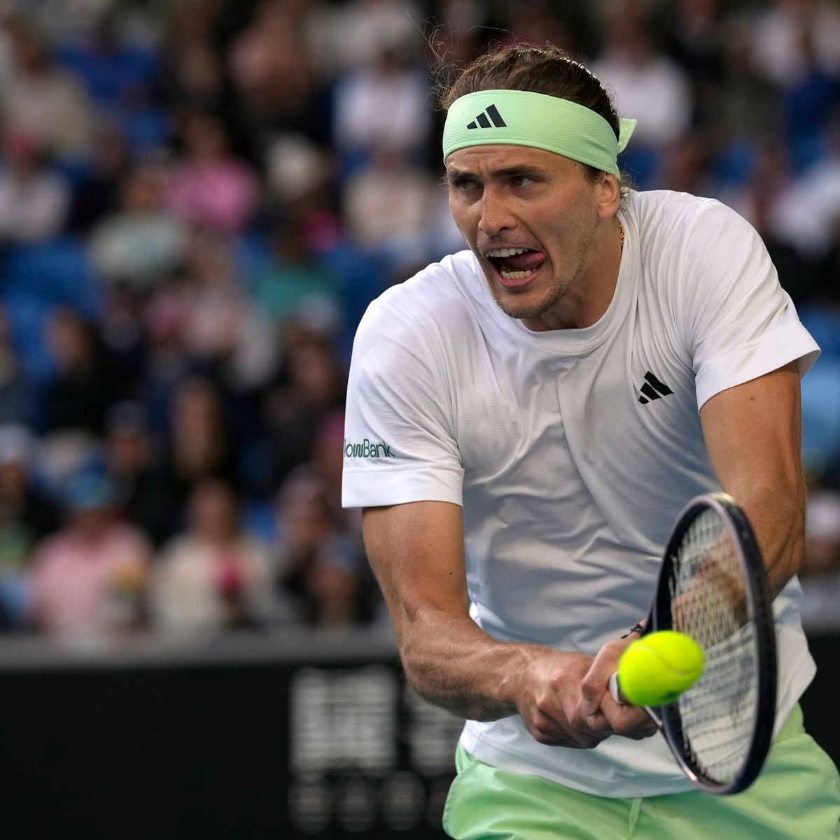 Alexander Zverev spielt einen Rückhand-Return gegen den Briten Cameron Norrie während ihres Viertrunden-Matches. - Foto: Alessandra Tarantino/AP