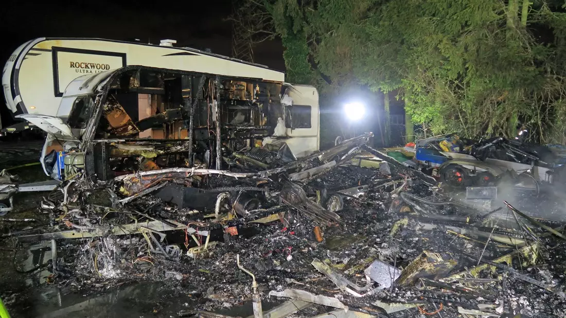 POL-ME: Mehrere Wohnwagen und Container durch Brand zerstört - die Polizei ermittelt - Hilden - 2401081 - Bild: presseportal.de
