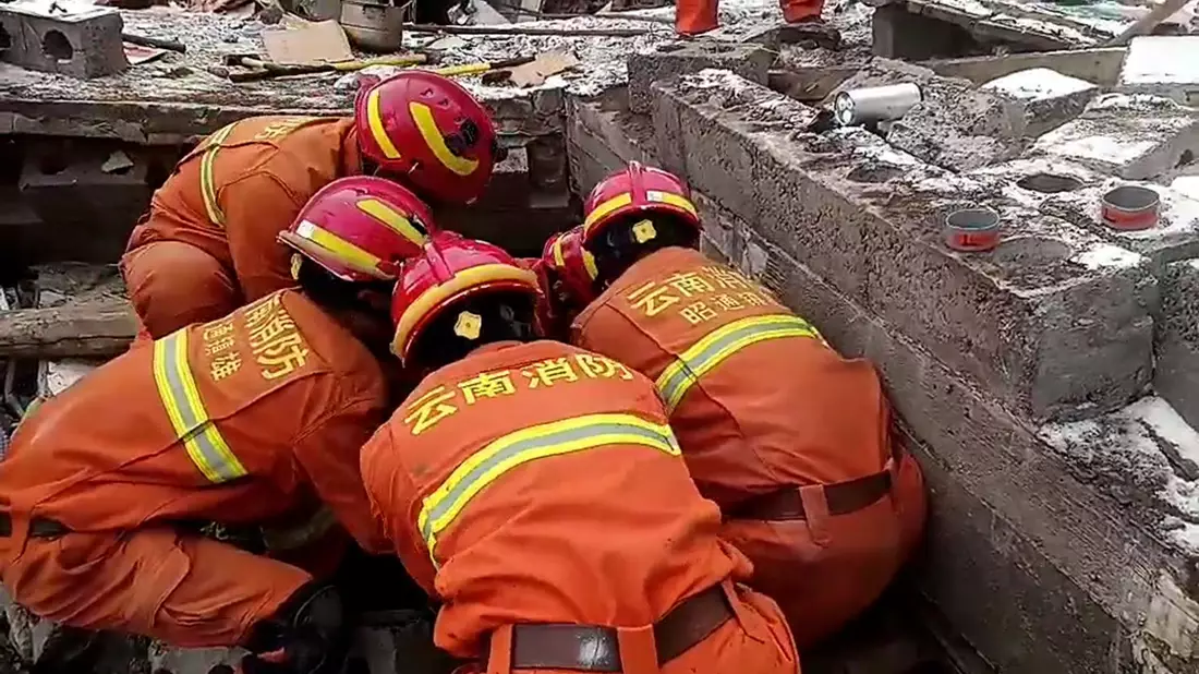 Rettungskräfte im Dorf Liangshui. - Bild: -/XinHua/dpa