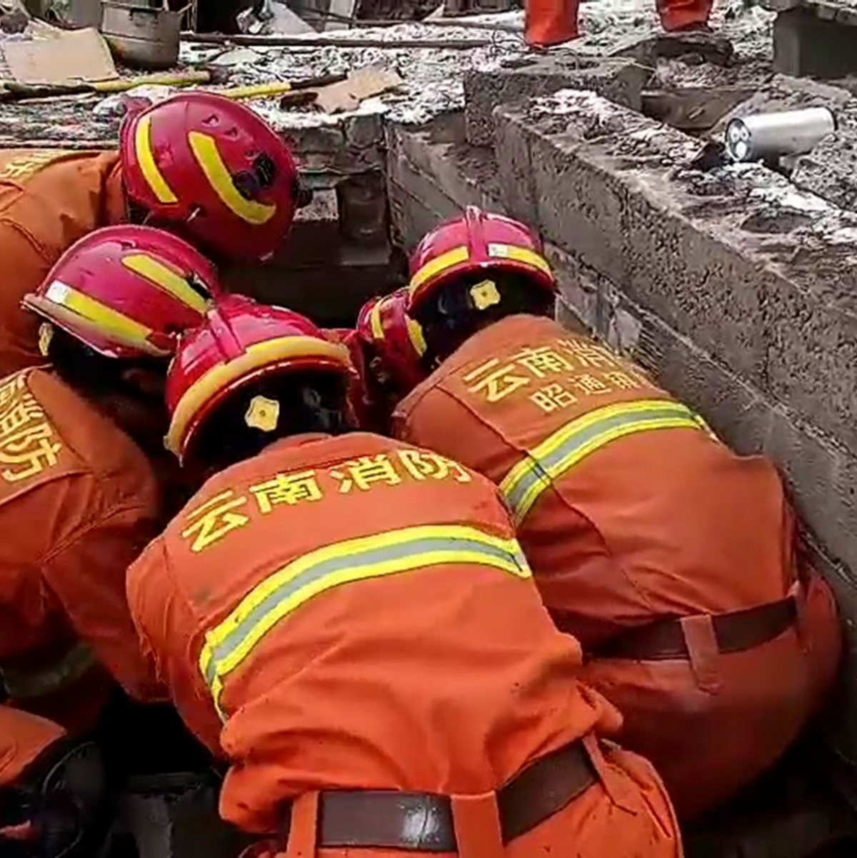 Rettungskräfte im Dorf Liangshui. - Foto: -/XinHua/dpa