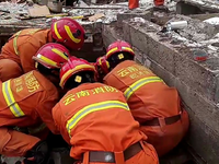Rettungskräfte im Dorf Liangshui. - Foto: -/XinHua/dpa