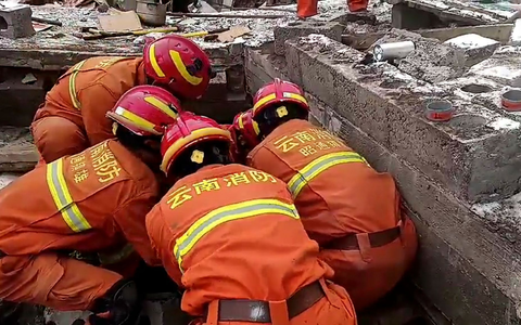 Rettungskräfte im Dorf Liangshui. - Foto: -/XinHua/dpa