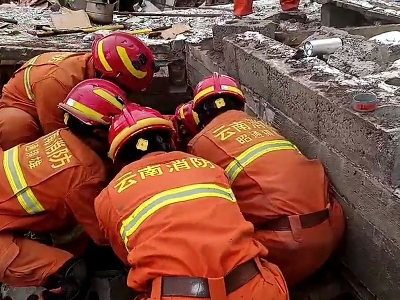 Rettungskräfte im Dorf Liangshui. - Foto: -/XinHua/dpa