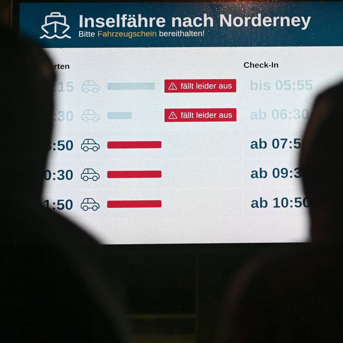 Aufgrund der Windvorhersage mit teils orkanartigen Böen sind einige Abfahrten der Fähren ab Norddeich und Norderney ausgefallen. - Foto: Lars Penning/dpa