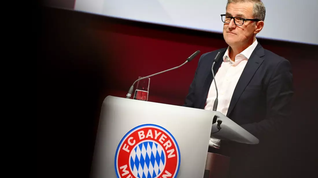 Der Vorstandsvorsitzende des FC Bayern Jan-Christian Dreesen möchte eine Straße nach Franz Beckenbauer benennen. - Bild: Angelika Warmuth/dpa