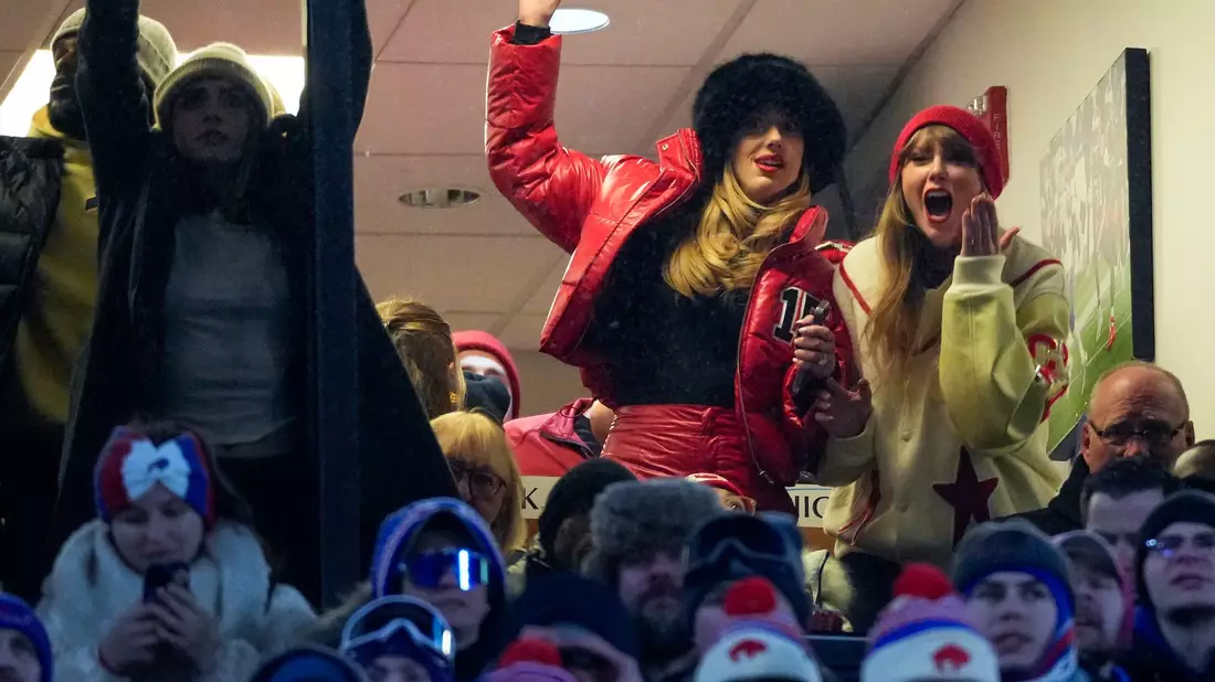 Taylor Swift (r) und Brittany Mahomes freuen sich über den Sieg der Kansas City Chiefs gegen die Buffalo Bills. - Bild: Frank Franklin II/AP