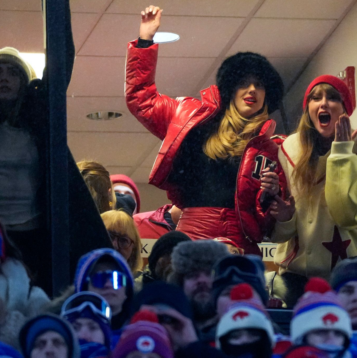 Taylor Swift (r) und Brittany Mahomes freuen sich über den Sieg der Kansas City Chiefs gegen die Buffalo Bills. - Foto: Frank Franklin II/AP