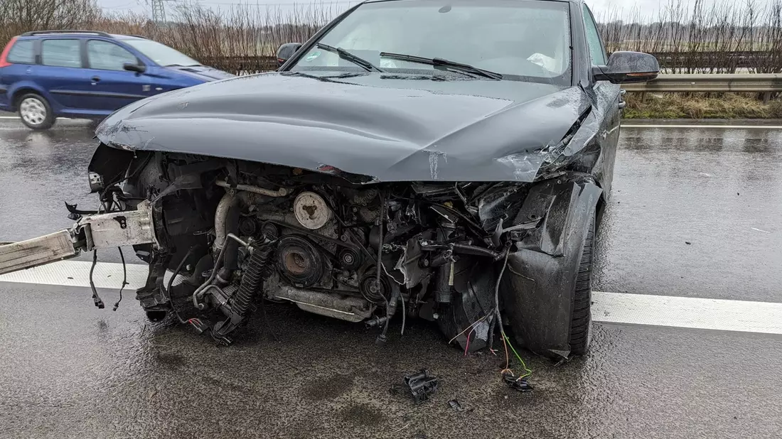 POL-STD: 21-jährige Autofahrerin bei Aquaplaning-Unfall auf der Autobahn leicht verletzt - Bild: presseportal.de