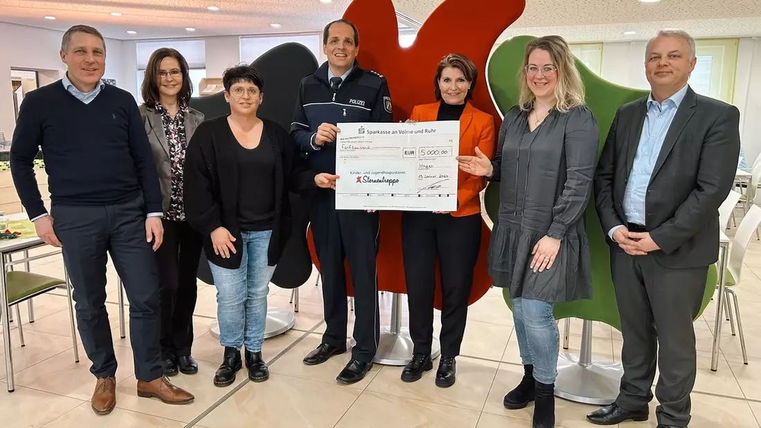 POL-HA: Spendenübergabe nach Benefizkonzert zugunsten des ambulanten Kinder- und Jugendhospizdienstes Sternentreppe - FUKS e.V. überreicht symbolischen Spendenscheck über 5.000 Euro - Bild: presseportal.de