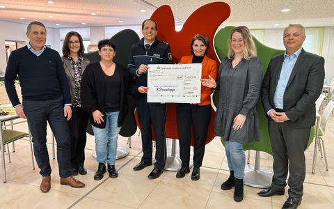 POL-HA: Spendenübergabe nach Benefizkonzert zugunsten des ambulanten Kinder- und Jugendhospizdienstes Sternentreppe - FUKS e.V. überreicht symbolischen Spendenscheck über 5.000 Euro - Foto: presseportal.de
