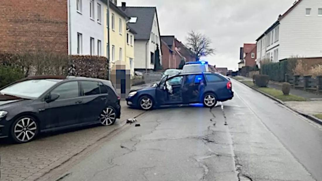 POL-HM: Aus dem Verkehrsbereich: Verkehrsunfälle mit Verletzten - Ast durchbohrt Frontscheibe - Blutentnahme nach Drogenfahrt - Bild: presseportal.de