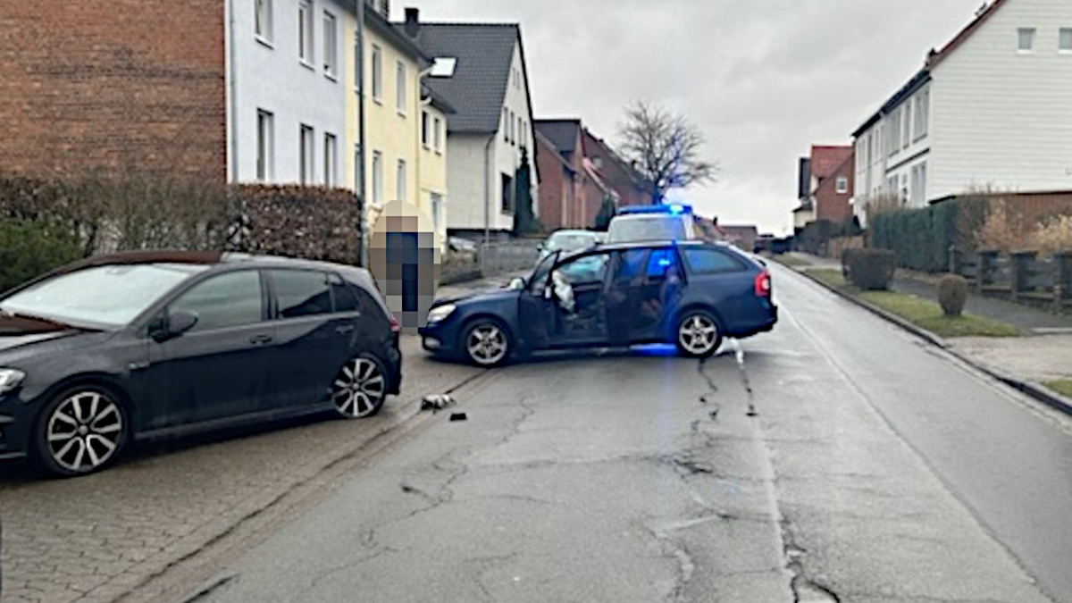 POL-HM: Aus dem Verkehrsbereich: Verkehrsunfälle mit Verletzten - Ast durchbohrt Frontscheibe - Blutentnahme nach Drogenfahrt - Foto: presseportal.de