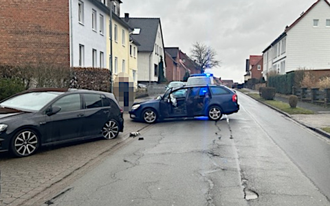POL-HM: Aus dem Verkehrsbereich: Verkehrsunfälle mit Verletzten - Ast durchbohrt Frontscheibe - Blutentnahme nach Drogenfahrt - Foto: presseportal.de