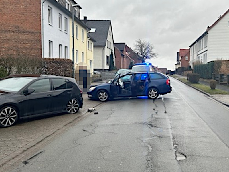 POL-HM: Aus dem Verkehrsbereich: Verkehrsunfälle mit Verletzten - Ast durchbohrt Frontscheibe - Blutentnahme nach Drogenfahrt - Foto: presseportal.de