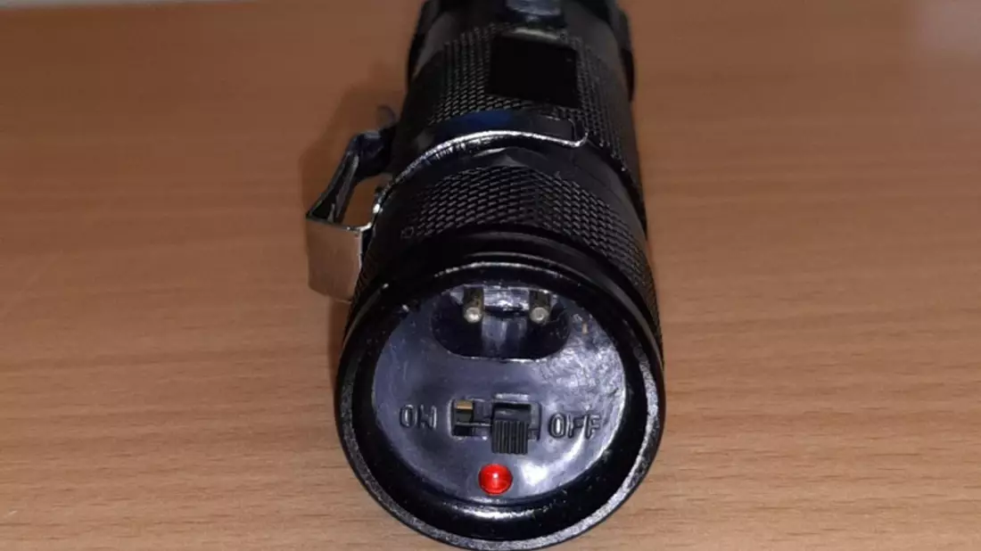 BPOL-HH: Junge Frau raucht entspannt Joint vor Bundespolizeirevier und führt einen Elektroschocker getarnt als Taschenlampe mit sich- Betäubungsmittel und Elektroimpulswaffe durch Bundespolizei sichergestellt- - Bild: presseportal.de