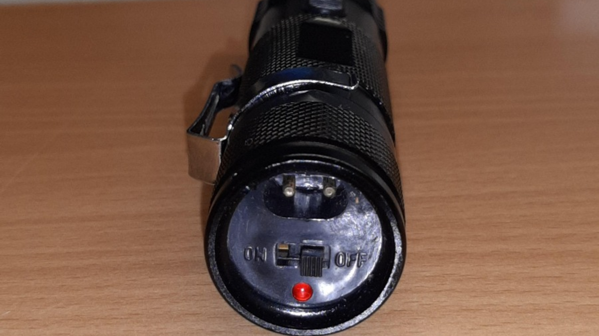 BPOL-HH: Junge Frau raucht entspannt Joint vor Bundespolizeirevier und führt einen Elektroschocker getarnt als Taschenlampe mit sich- Betäubungsmittel und Elektroimpulswaffe durch Bundespolizei sichergestellt- - Foto: presseportal.de