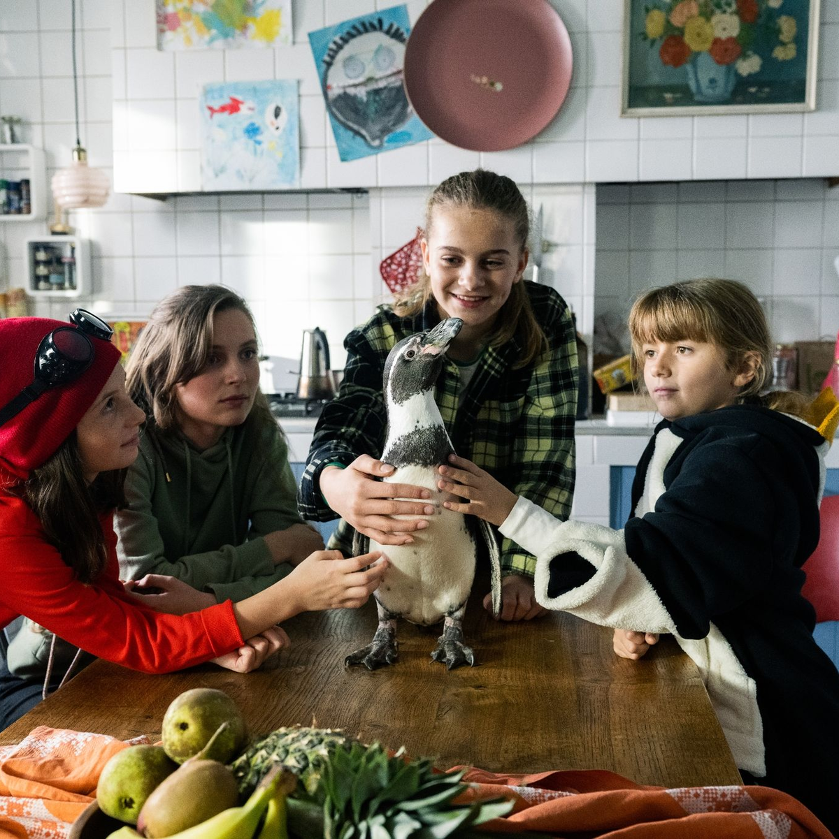 Lilit Serger (l-r) als Livi, Momo Beier als Tessa, Cara Vondey als Malea und Rona Regjepi als Kenny in einer Szene des Films «Die Chaosschwestern und Pinguin Paul». - Foto: Martin Valentin Menke/DCM/Martin Valentin Menke/dpa