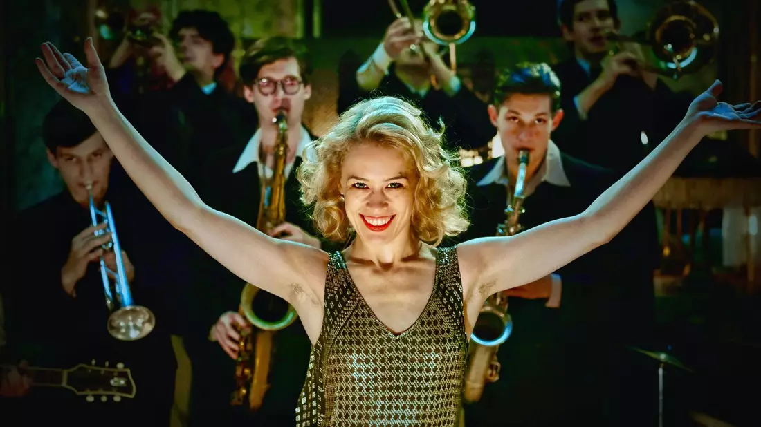 Paula Beer als Stella Goldschlag in einer Szene des Films «Stella. Ein Leben.» - Bild: Christian Schulz/Majestic/dpa