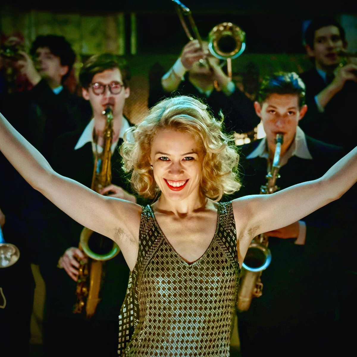 Paula Beer als Stella Goldschlag in einer Szene des Films «Stella. Ein Leben.» - Foto: Christian Schulz/Majestic/dpa