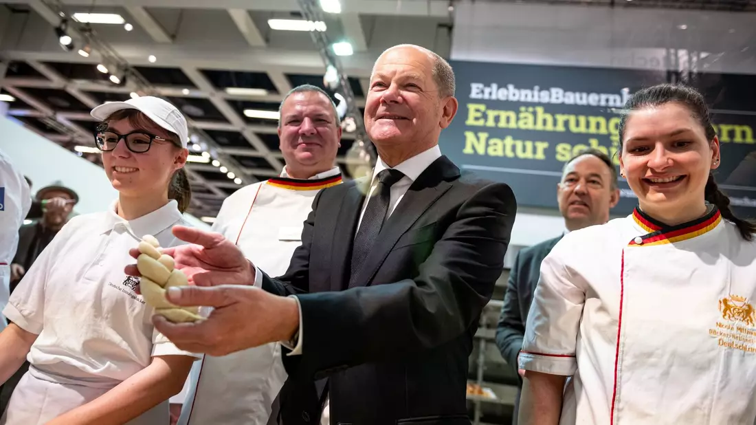 Bundeskanzler Olaf Scholz mit Hefezopf  beim Besuch der Schaubäckerei 
auf der Grünen Woche. - Bild: Fabian Sommer/dpa