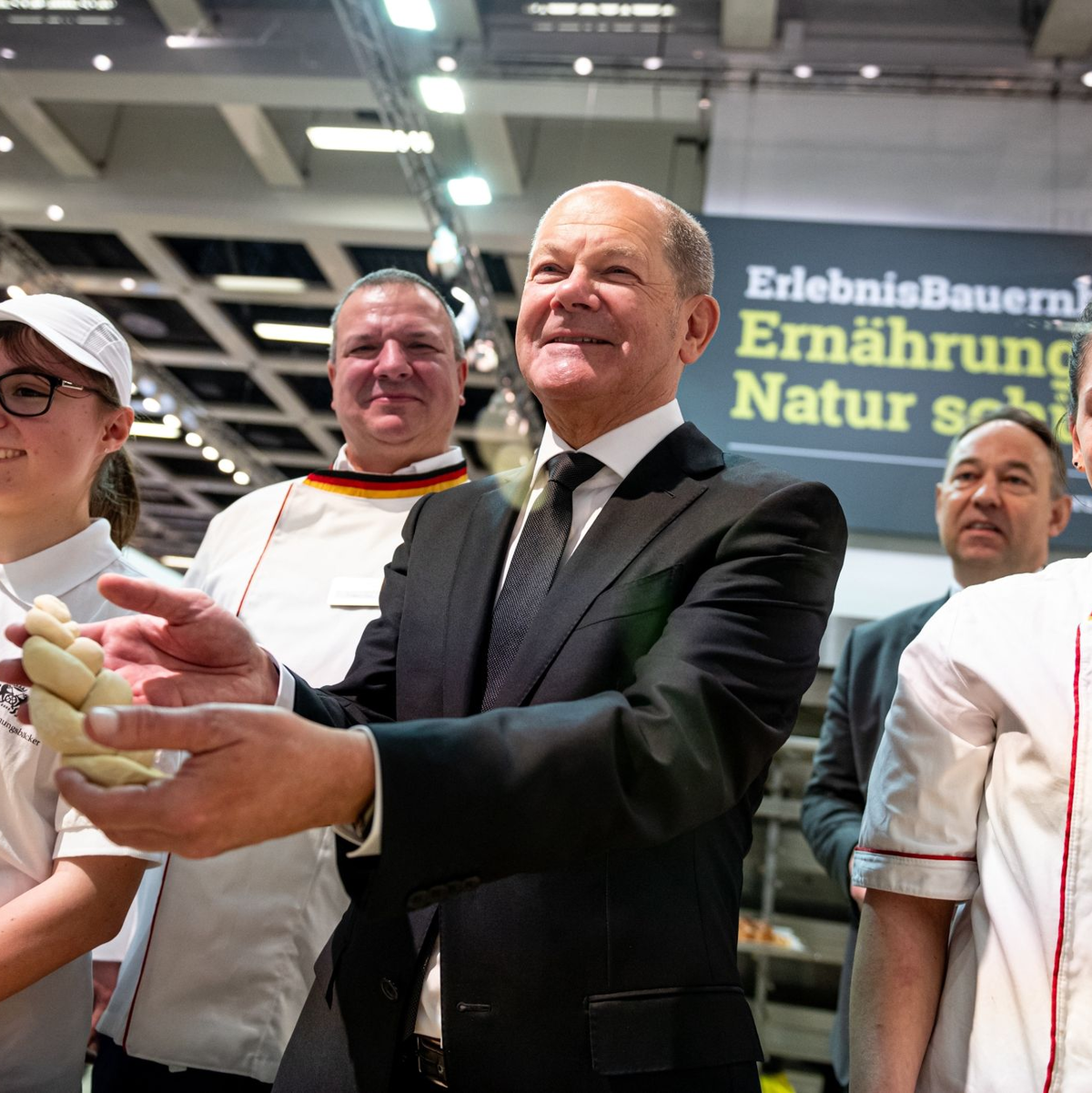 Bundeskanzler Olaf Scholz mit Hefezopf  beim Besuch der Schaubäckerei 
auf der Grünen Woche. - Foto: Fabian Sommer/dpa