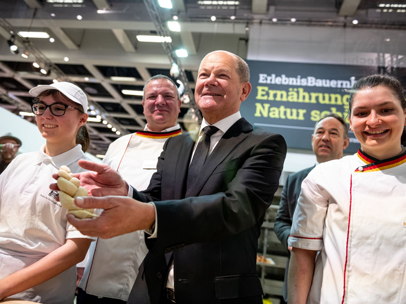 Bundeskanzler Olaf Scholz mit Hefezopf  beim Besuch der Schaubäckerei 
auf der Grünen Woche. - Foto: Fabian Sommer/dpa