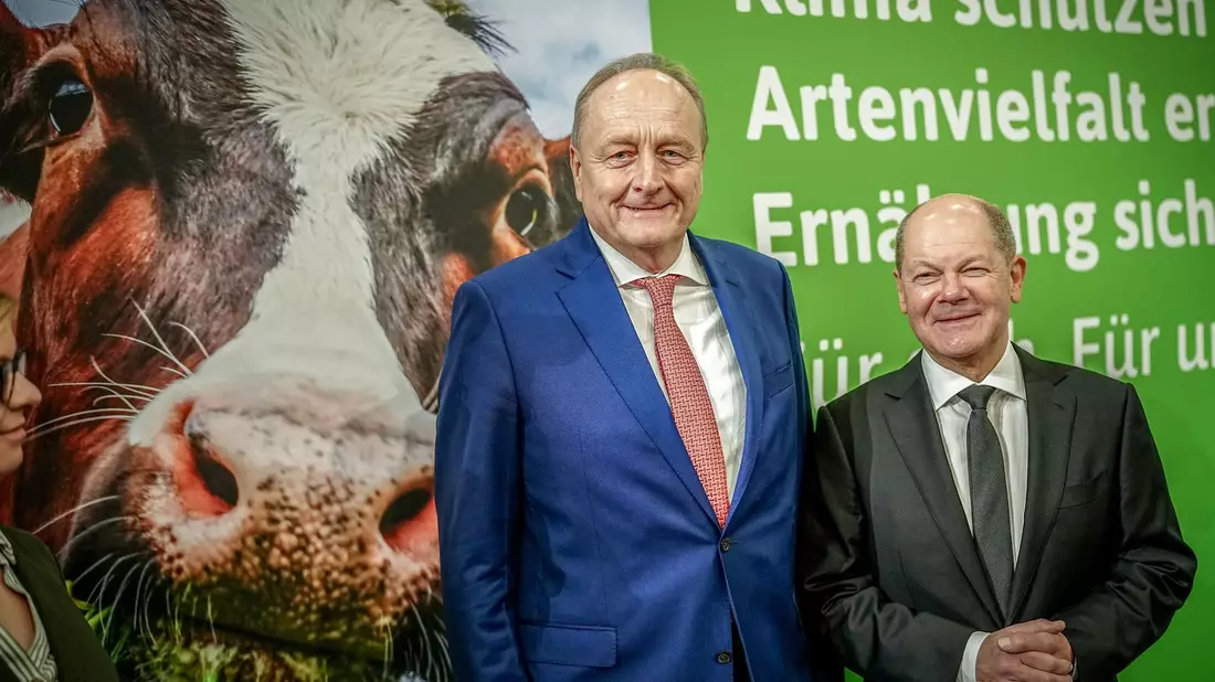 Bundeskanzler Olaf Scholz mit Bauernpräsident Joachim Rukwied auf der Grünen Woche. - Bild: Kay Nietfeld/dpa