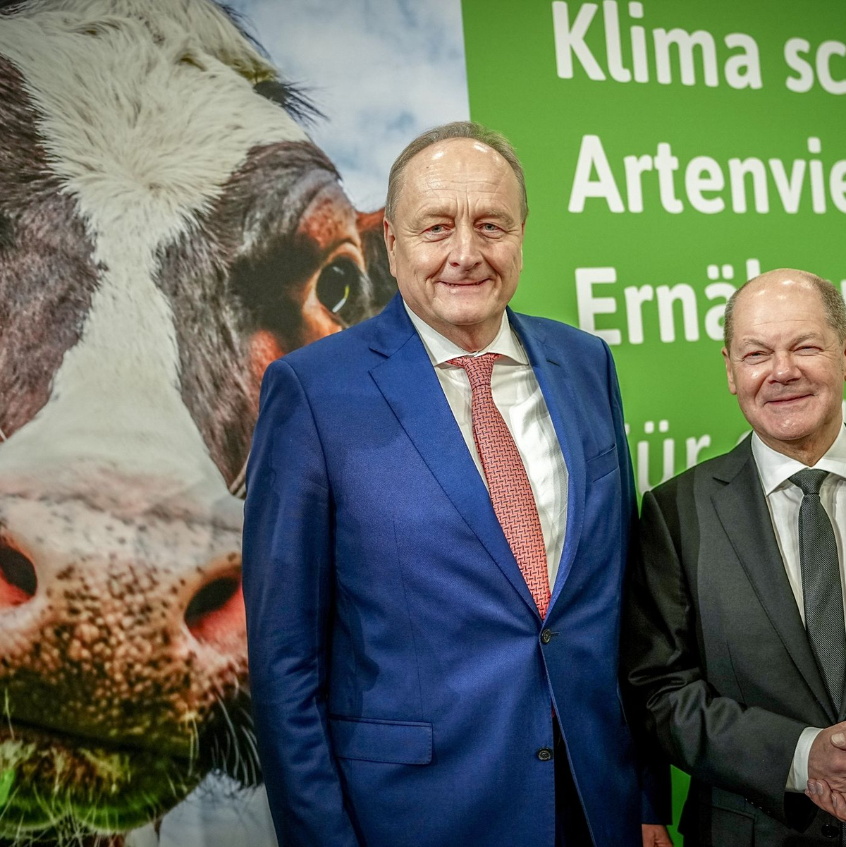 Bundeskanzler Olaf Scholz mit Bauernpräsident Joachim Rukwied auf der Grünen Woche. - Foto: Kay Nietfeld/dpa