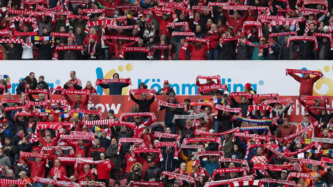 Mainzer Zuschauer singen die Vereinshymne. Am 7. Februar wird das Spiel gegen Union Berlin nachgeholt. - Bild: Jürgen Kessler/dpa