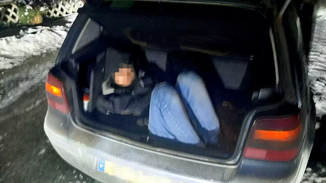 Bundespolizeidirektion München: Minderjähriger Geschleuster liegt im Kofferraum in Erbrochenem - Bild: presseportal.de