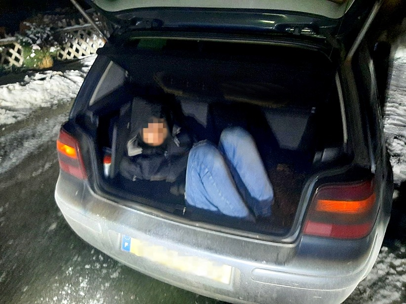 Bundespolizeidirektion München: Minderjähriger Geschleuster liegt im Kofferraum in Erbrochenem - Foto: presseportal.de