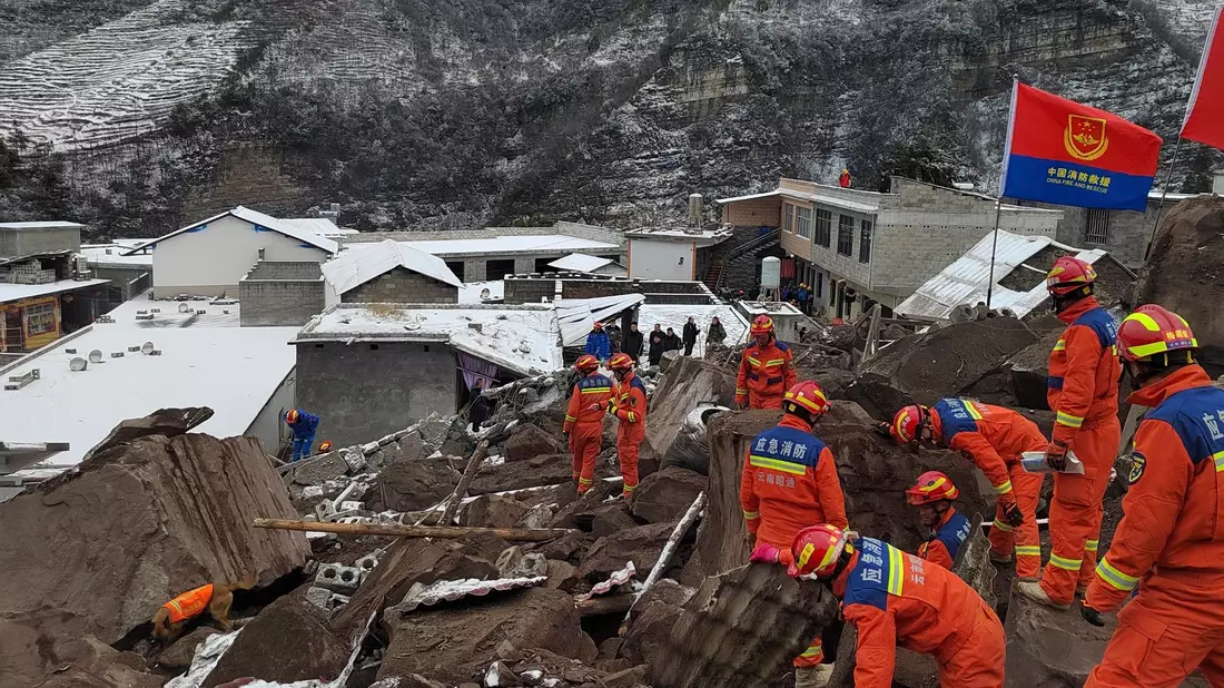 Alle verschütteten Häuser sind an einem steilen Hang gebaut gewesen. - Bild: Anonymous/Xinhua/AP/dpa