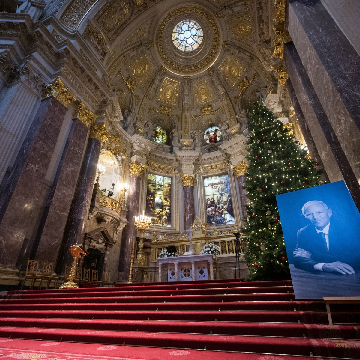 Ein Bild von Wolfgang Schäuble vor dem Gedenkgottesdienst anlässlich des Trauerstaatsaktes für ihn im Berliner Dom. - Foto: Sebastian Gollnow/dpa