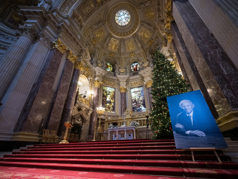 Ein Bild von Wolfgang Schäuble vor dem Gedenkgottesdienst anlässlich des Trauerstaatsaktes für ihn im Berliner Dom. - Foto: Sebastian Gollnow/dpa