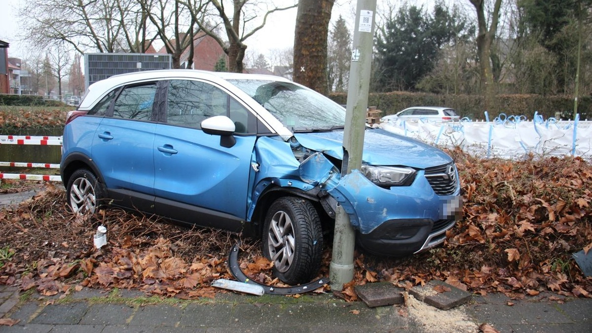 POL-COE: Billerbeck, Ludgeristraße/ Auto prallt gegen Laterne - Foto: presseportal.de