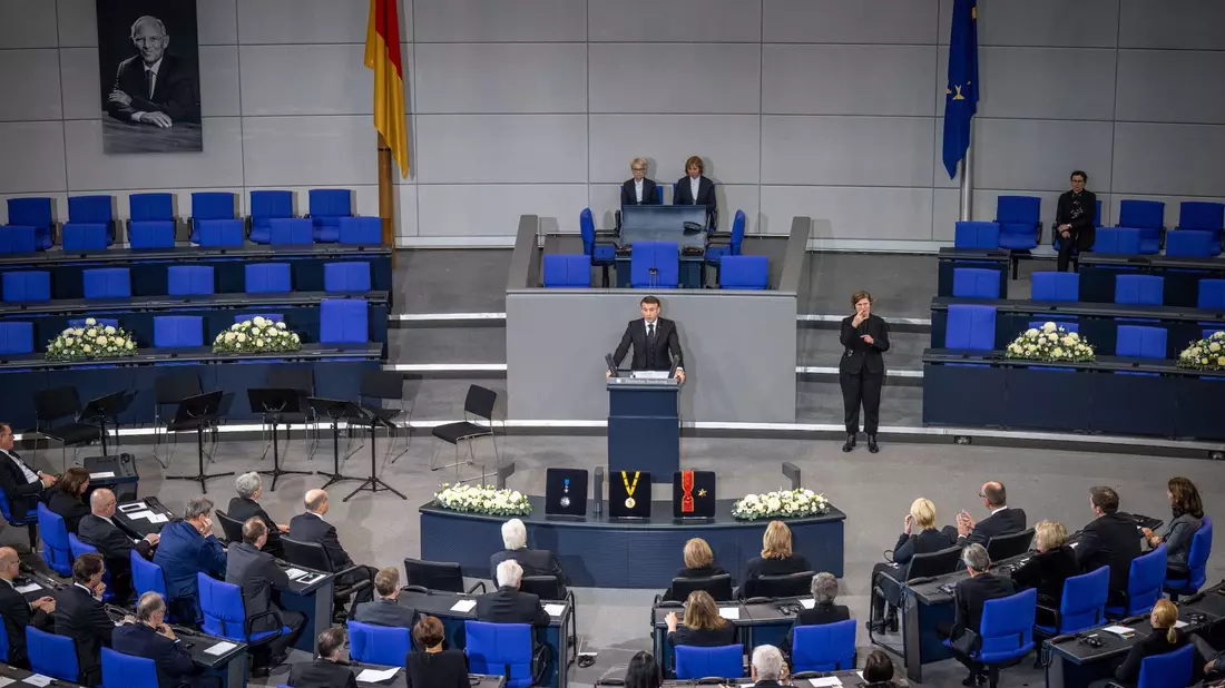 Frankreichs Präsident Emmanuel Macron spricht beim Trauerstaatsakt für Wolfgang Schäuble im Plenarsaal des Bundestags. - Bild: Michael Kappeler/dpa