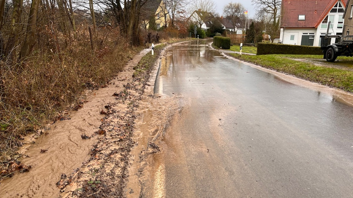 FW Lage: Mehrere Ölspuren und eine überschwemmte Straße beschäftigen die Feuerwehr Lage am Montag - Foto: presseportal.de