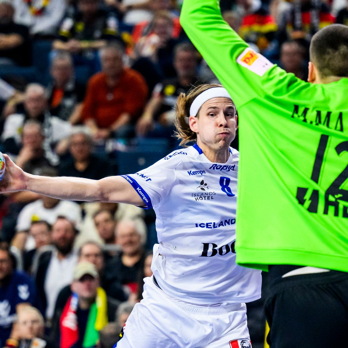 Mit acht Toren bester Isländer beim Sieg gegen Kroatien: Bjarki Már Elísson (l). - Foto: Tom Weller/dpa
