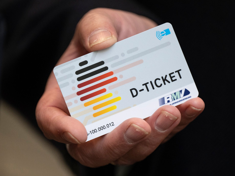 Der Preis für das Deutschlandticket soll in diesem Jahr nicht steigen. - Foto: Boris Roessler/dpa/Archivbild