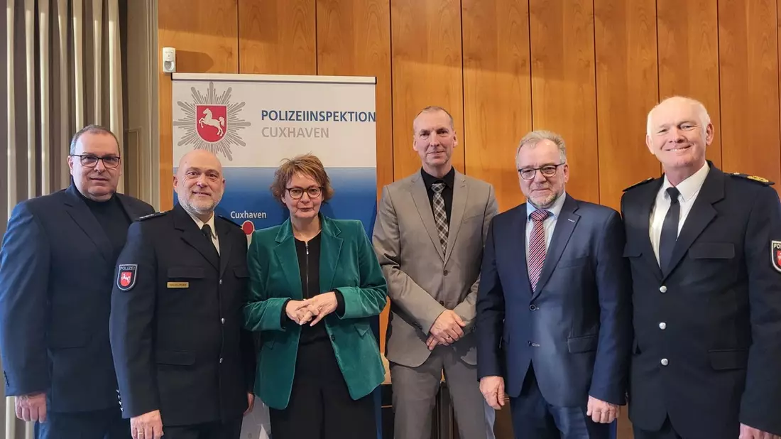 POL-OLD: +++ Die Polizeiinspektion Cuxhaven hat eine neue Leitung +++ Polizeipräsident Johann Kühme führt Polizeidirektor Michael Hasselmann offiziell in sein neues Amt ein +++ - Bild: presseportal.de