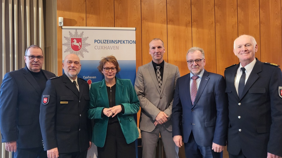 POL-OLD: +++ Die Polizeiinspektion Cuxhaven hat eine neue Leitung +++ Polizeipräsident Johann Kühme führt Polizeidirektor Michael Hasselmann offiziell in sein neues Amt ein +++ - Foto: presseportal.de