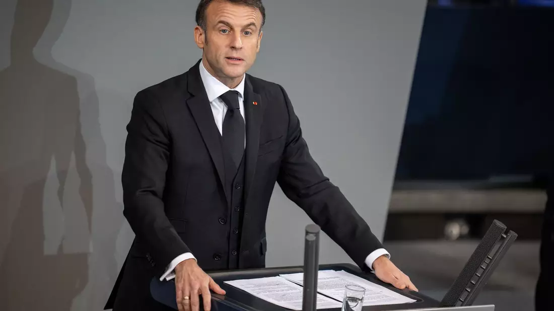 «Deutschland hat einen Staatsmann verloren. Europa hat eine Säule verloren. Frankreich hat einen Freund verloren»: Emmanuel Macron. - Bild: Michael Kappeler/dpa