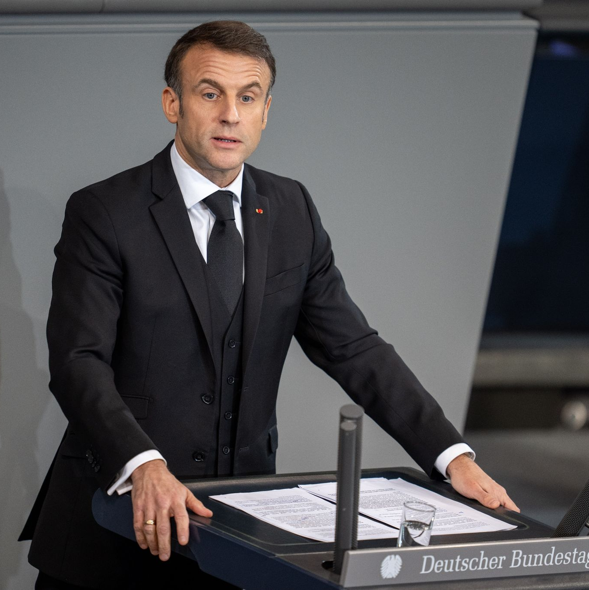 Mit Macron hat erstmals der Staatschef eines führenden Nato-Staats den Einsatz westlicher Waffen gegen Stellungen in Russland so deutlich in der Öffentlichkeit befürwortet. - Foto: Michael Kappeler/dpa