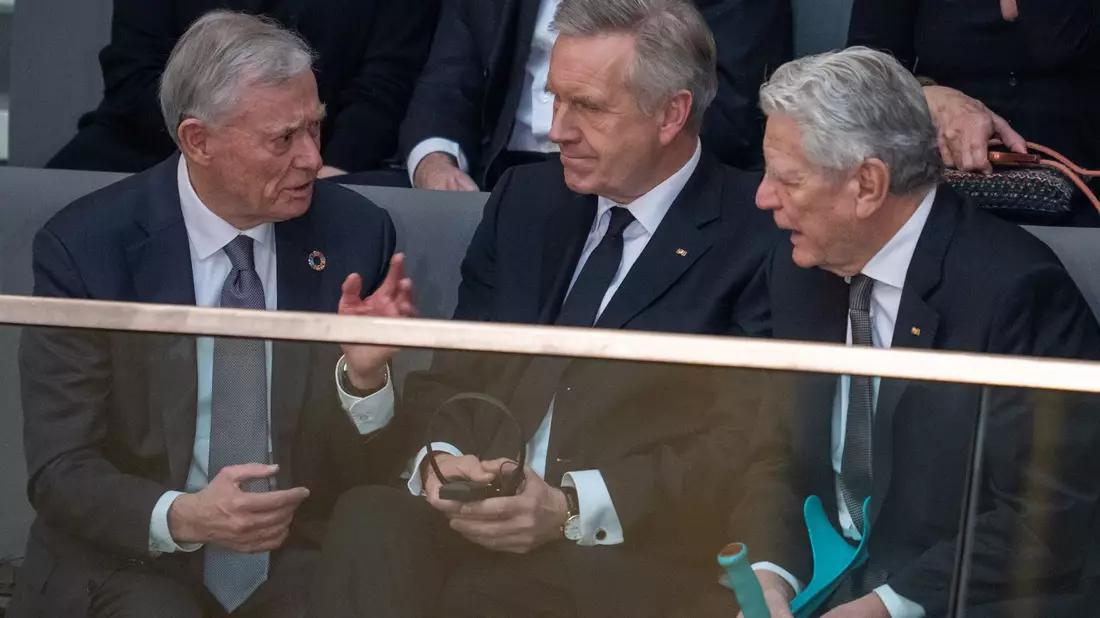 Ex-Bundespräsidenten im Gespräch: Horst Köhler (v.l.), Christian Wulff und Joachim Gauck. - Bild: Michael Kappeler/dpa